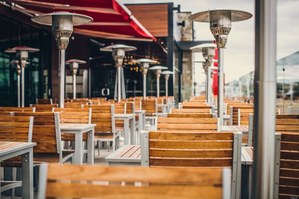 Otl Gouverneur Chicoutimi Екстериор снимка Patio heaters at a restaurant