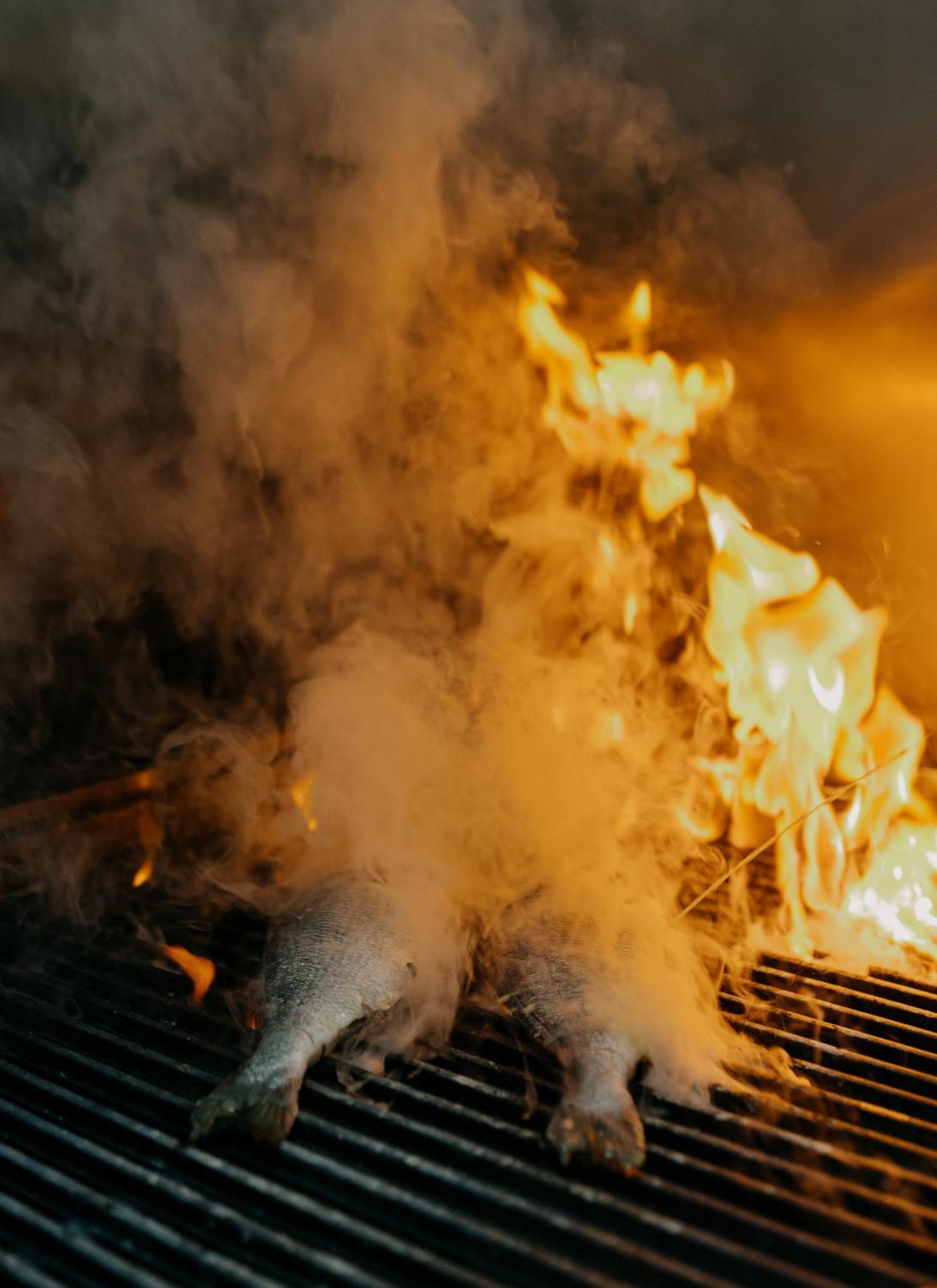 Otl Gouverneur Chicoutimi Екстериор снимка A fire in progress