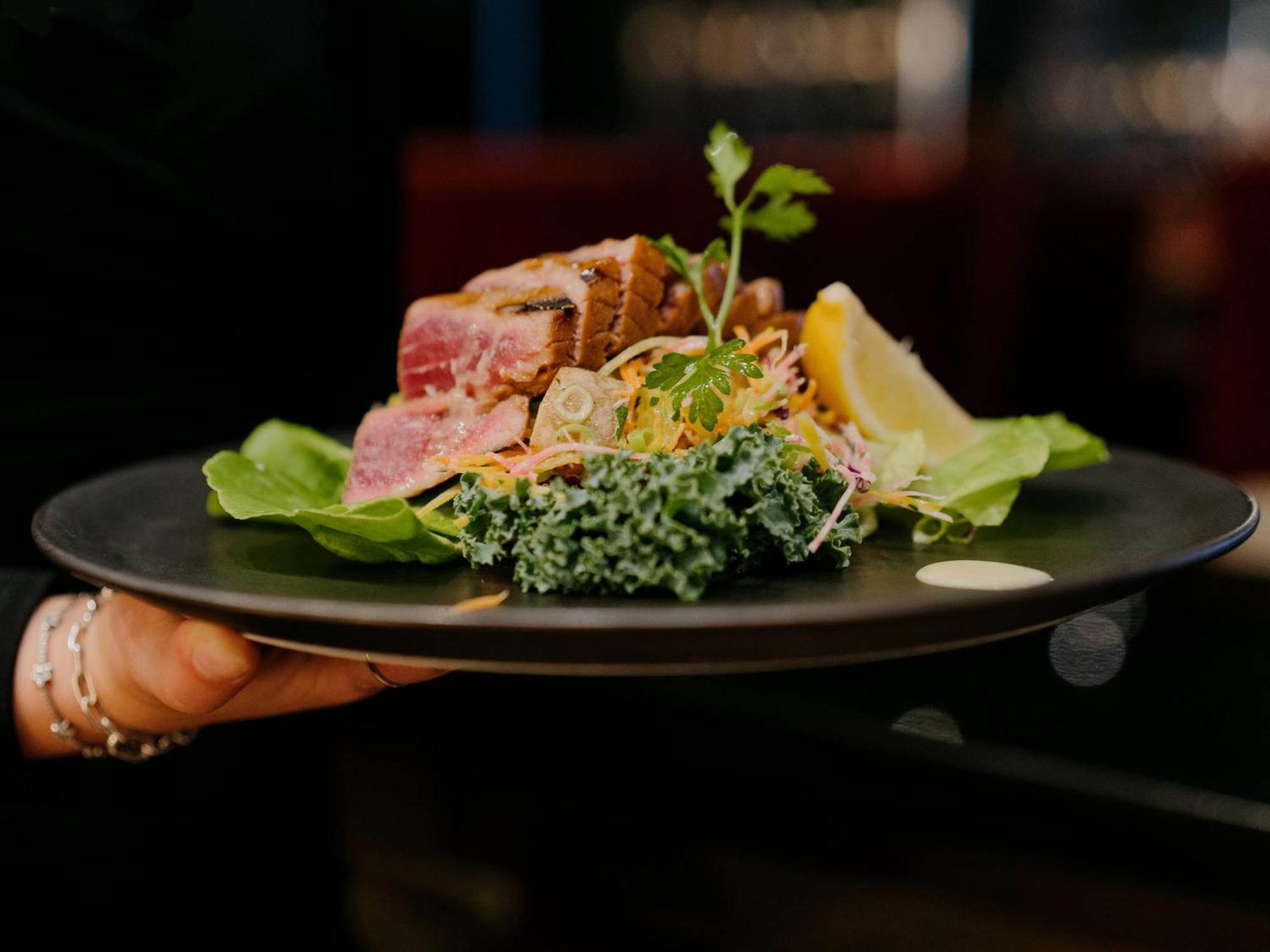 Otl Gouverneur Chicoutimi Екстериор снимка A salad