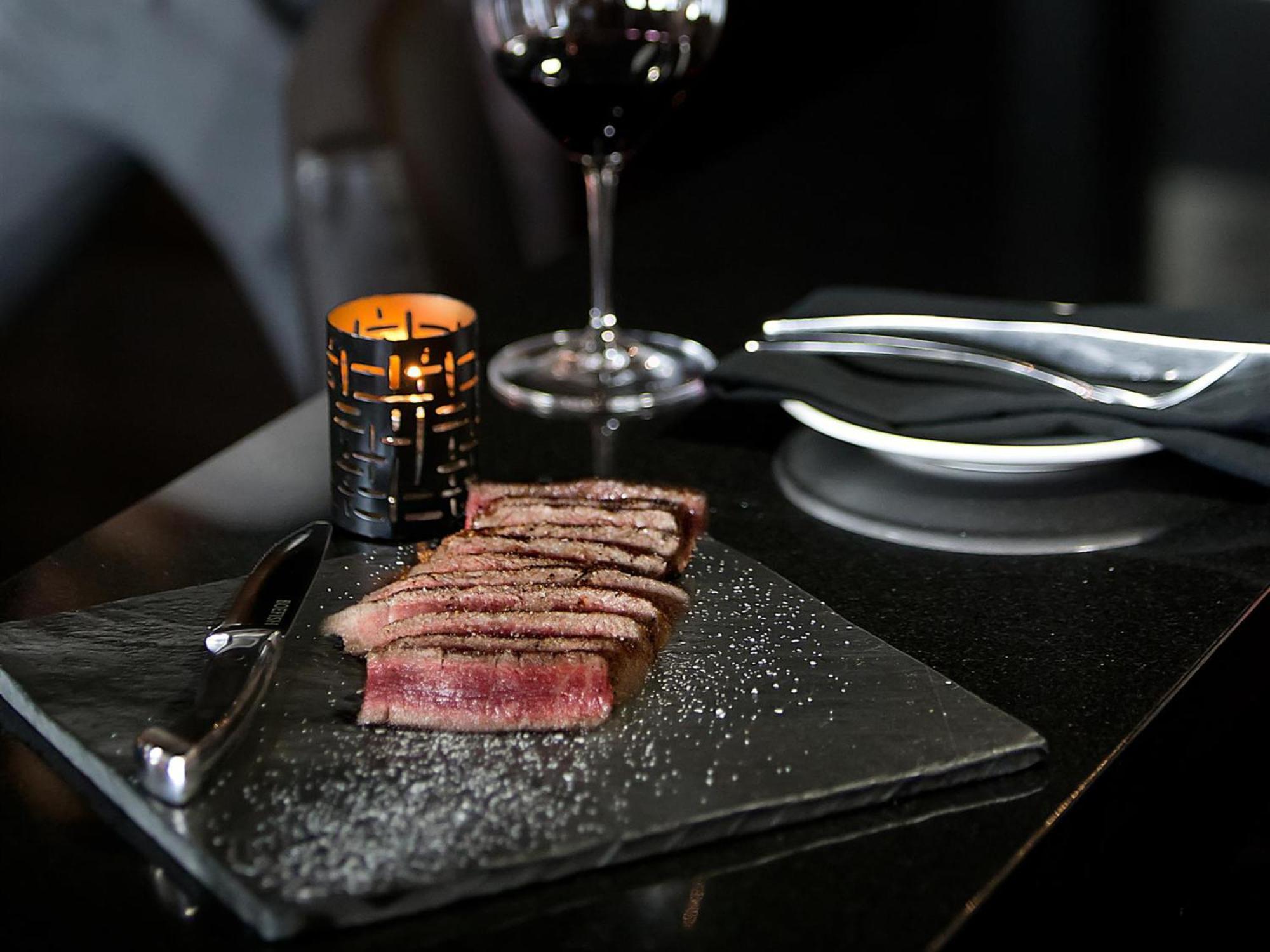 Otl Gouverneur Chicoutimi Екстериор снимка A steak at the restaurant