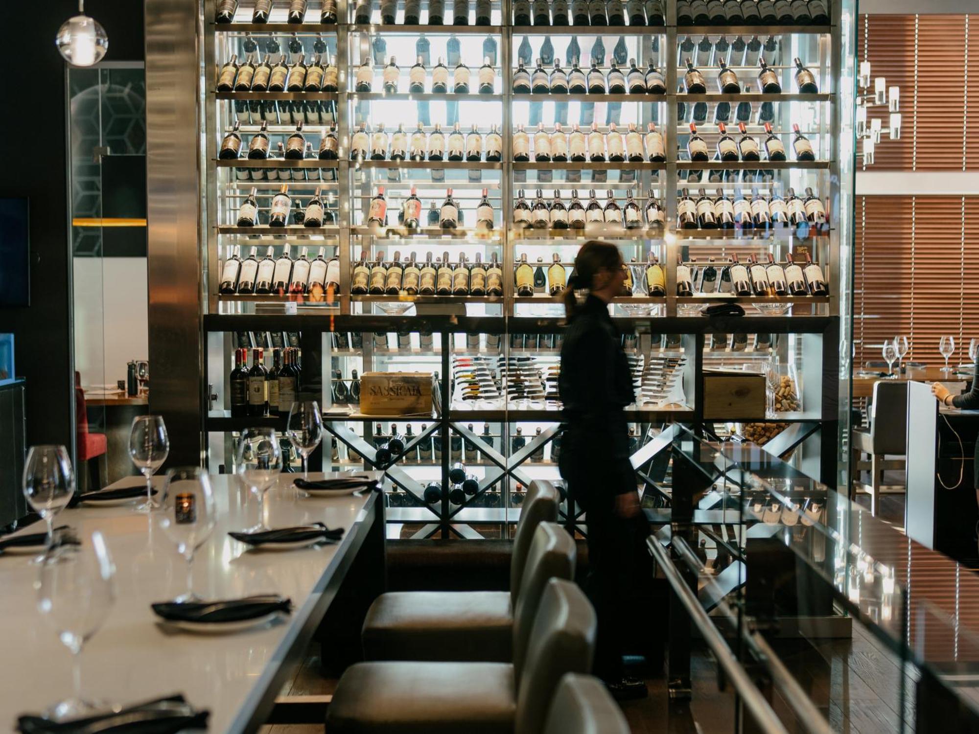 Otl Gouverneur Chicoutimi Екстериор снимка Wine bar in Tokyo