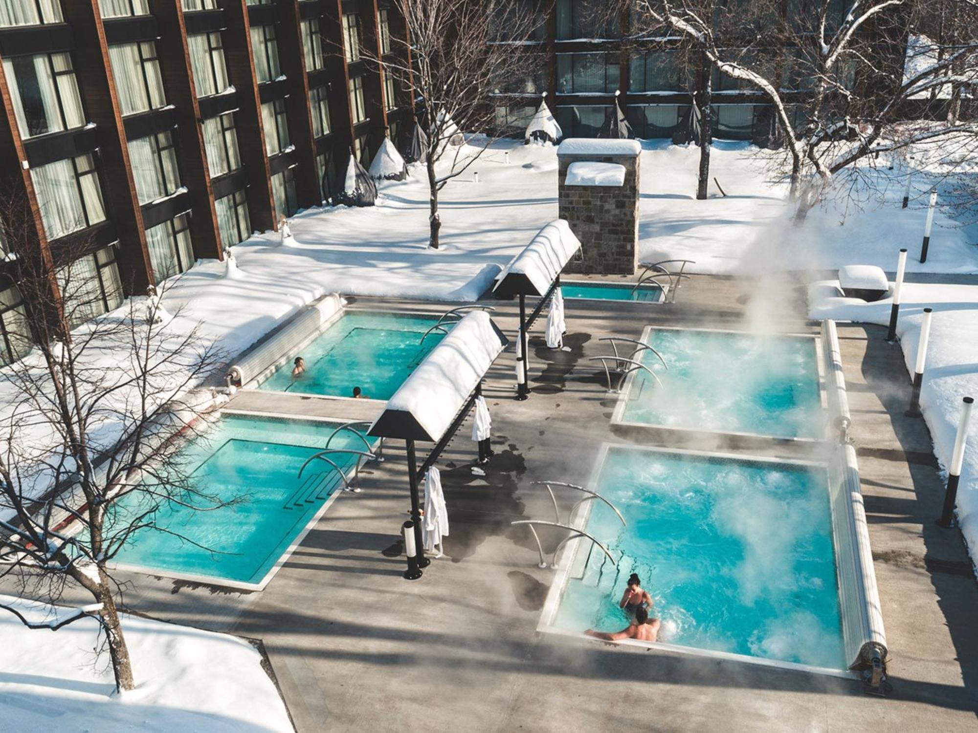 Otl Gouverneur Chicoutimi Екстериор снимка Outdoor hot springs at the Hotel Okura, Hakkōda, Sendai, Japan