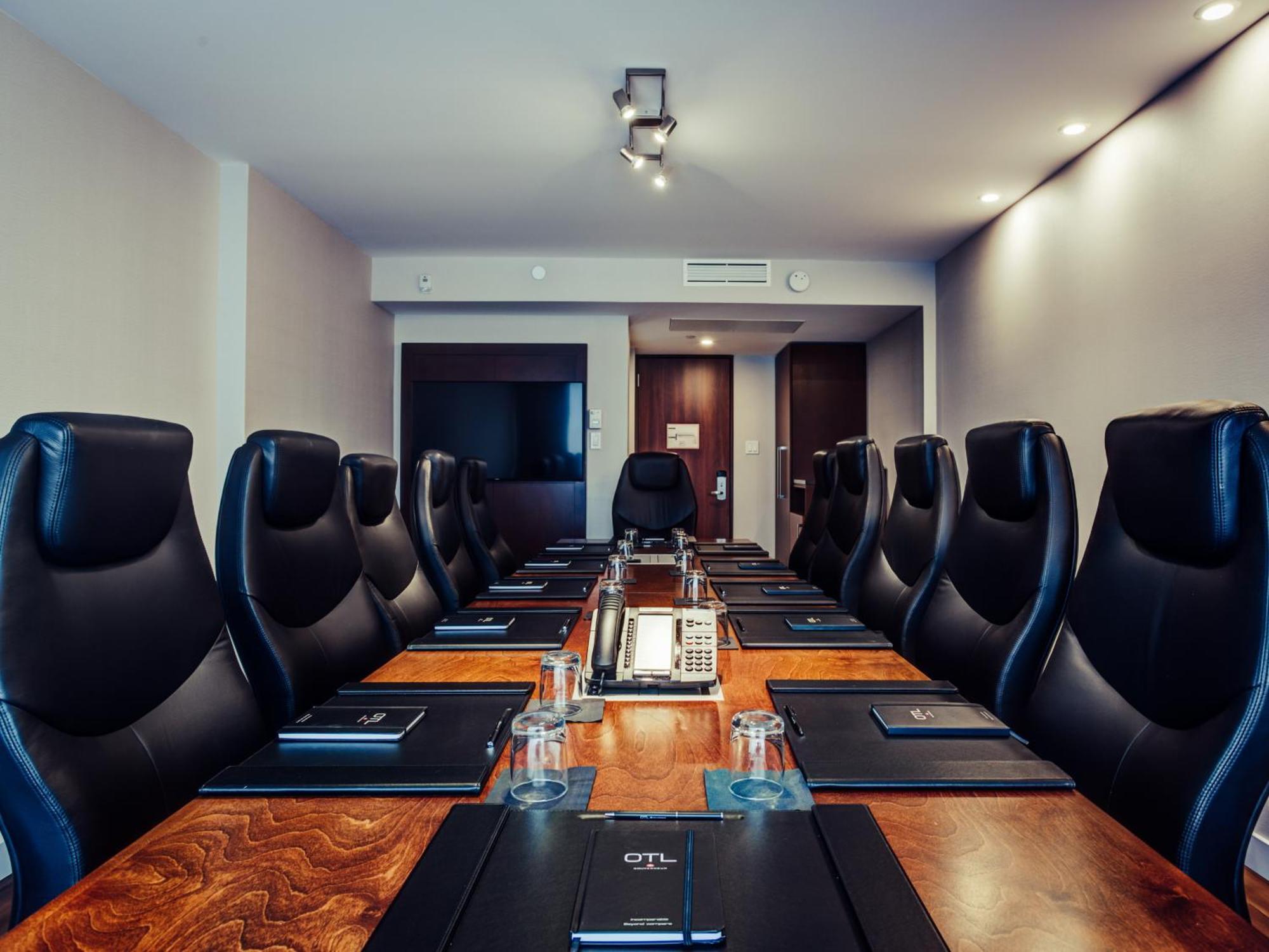 Otl Gouverneur Chicoutimi Екстериор снимка Boardroom at the OTL