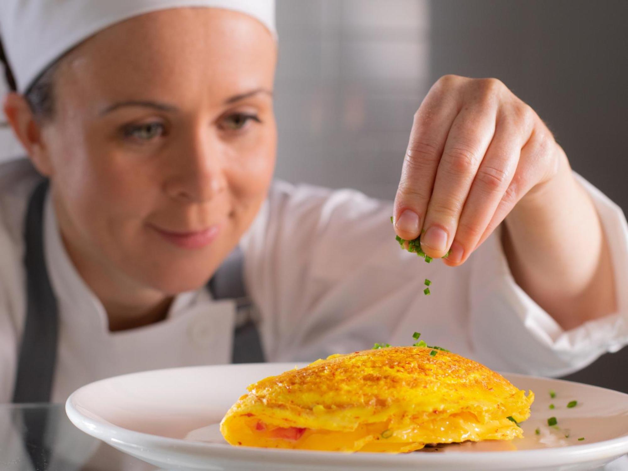 Otl Gouverneur Chicoutimi Екстериор снимка A chef seasoning a dish