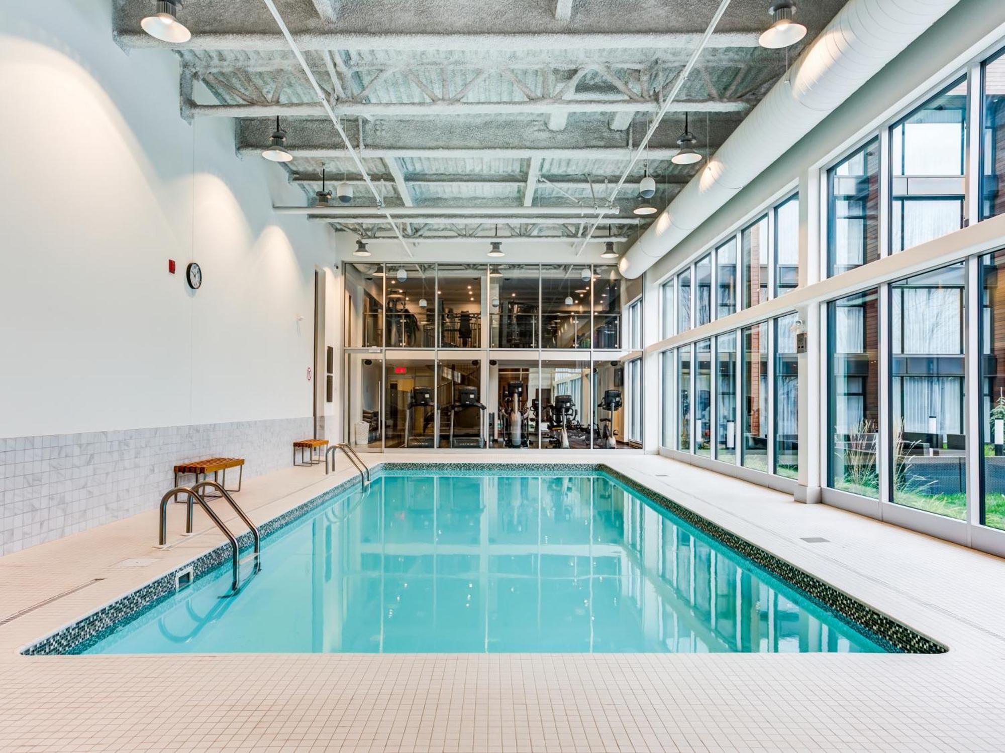 Otl Gouverneur Chicoutimi Екстериор снимка The pool at the 1000 De La Savane