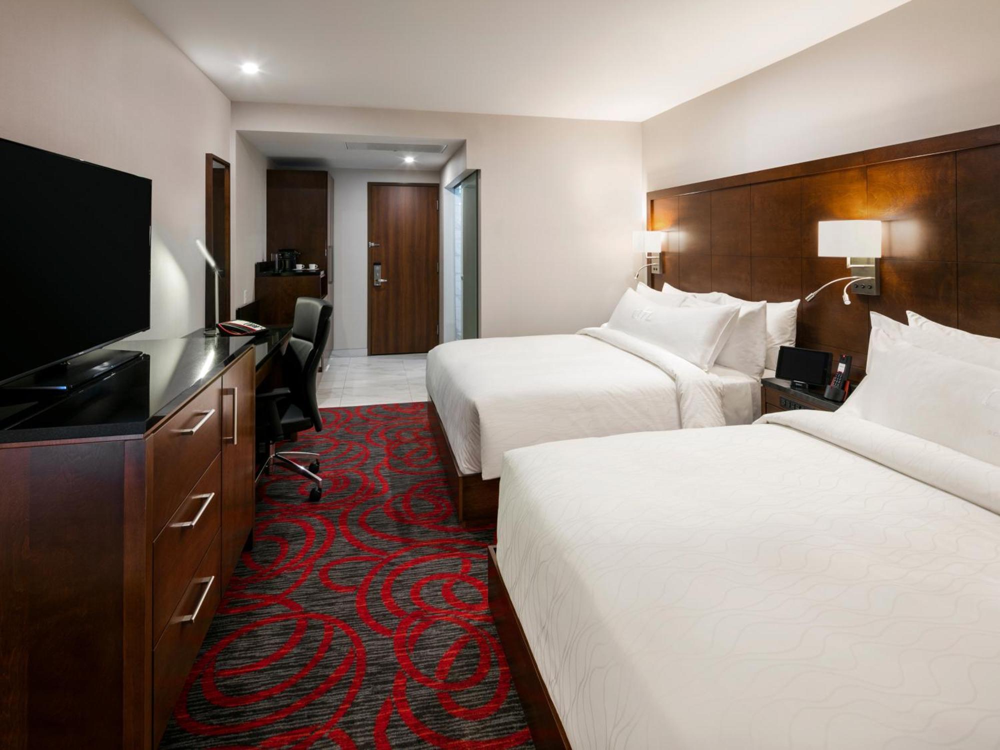 Otl Gouverneur Chicoutimi Екстериор снимка A guest room at the Hilton Garden Inn in San Francisco