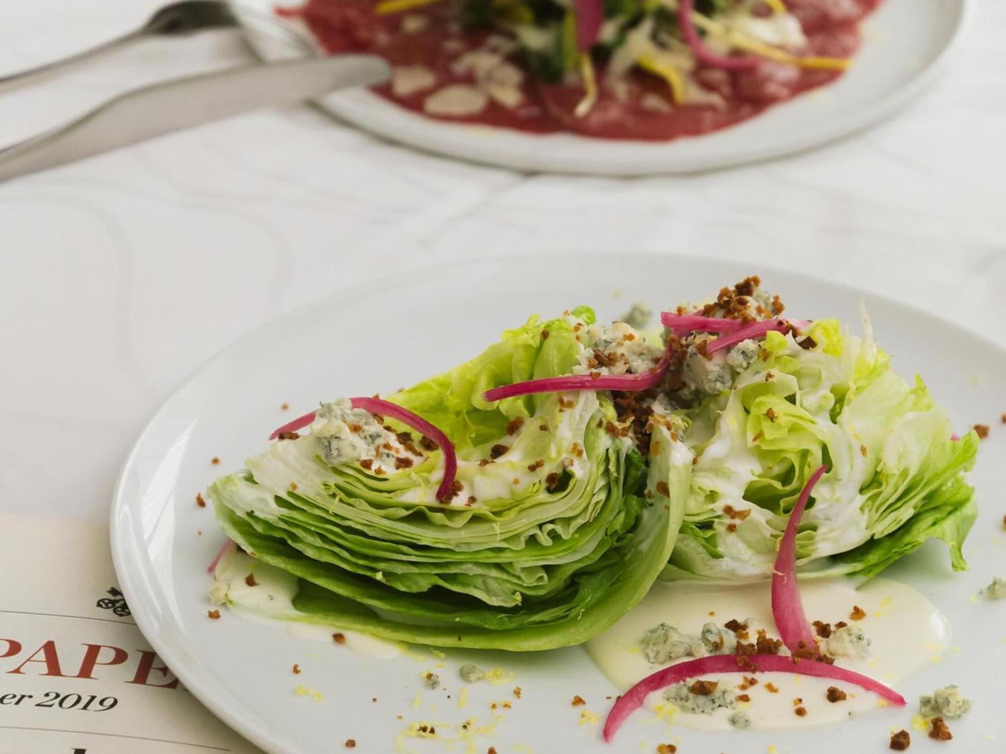 Otl Gouverneur Chicoutimi Екстериор снимка A wedge salad
