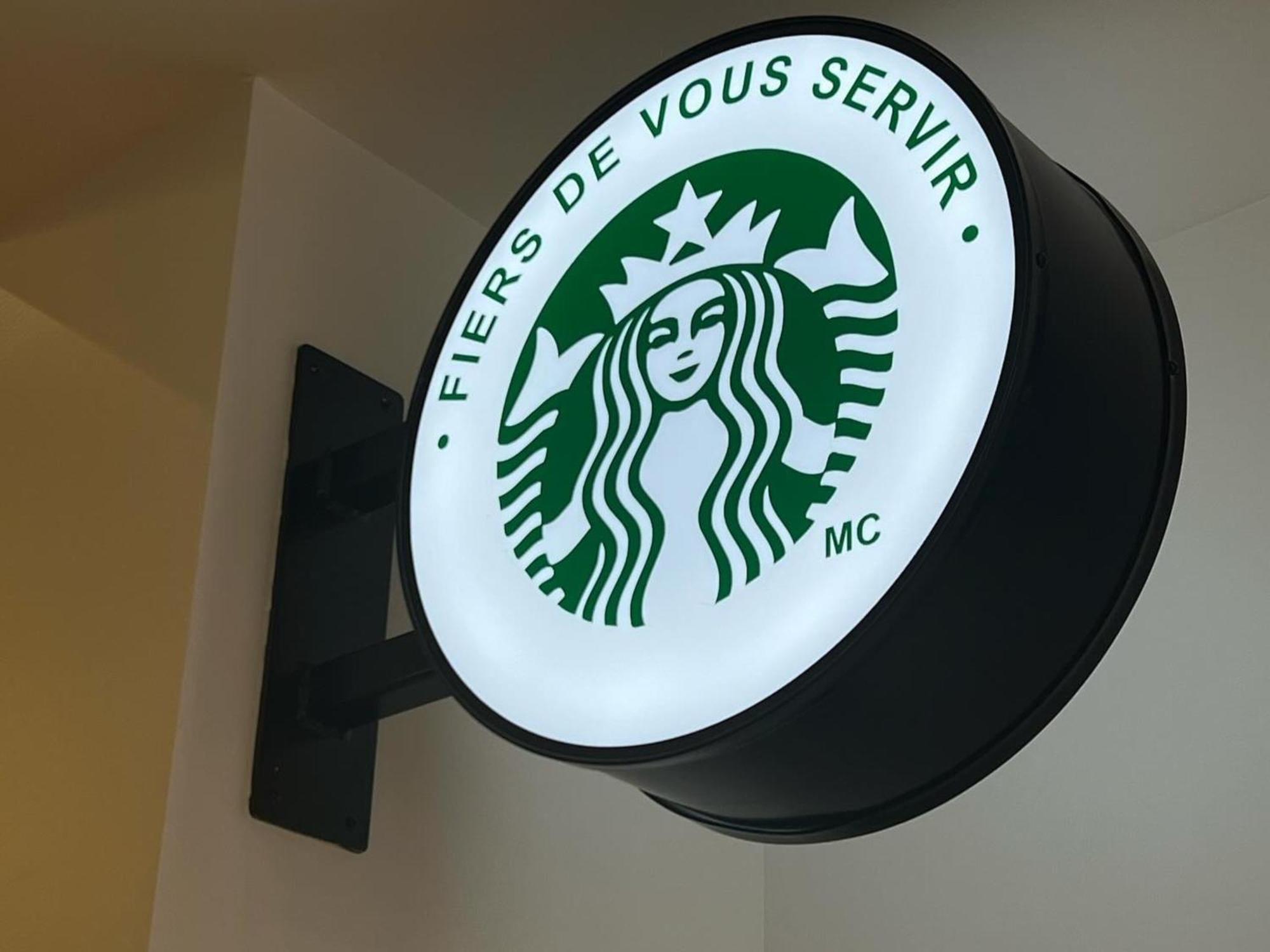 Otl Gouverneur Chicoutimi Екстериор снимка Starbucks in Paris